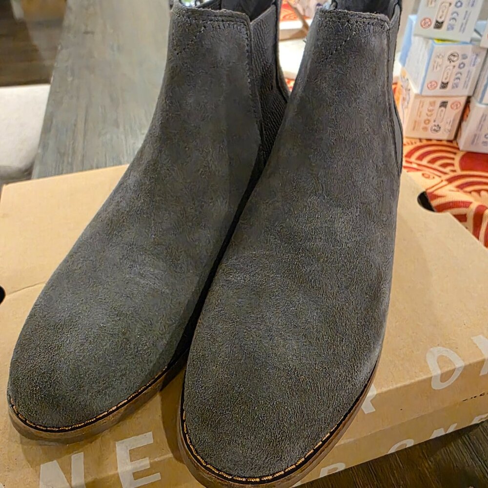 Toms Chelsea Boot in Grey Suede, size 7